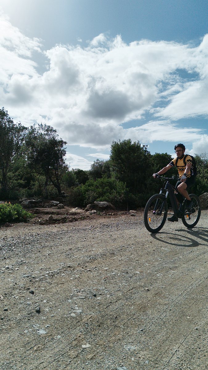 E-bike sullo sterrato del Parco della Giara sotto un cielo di nuvole