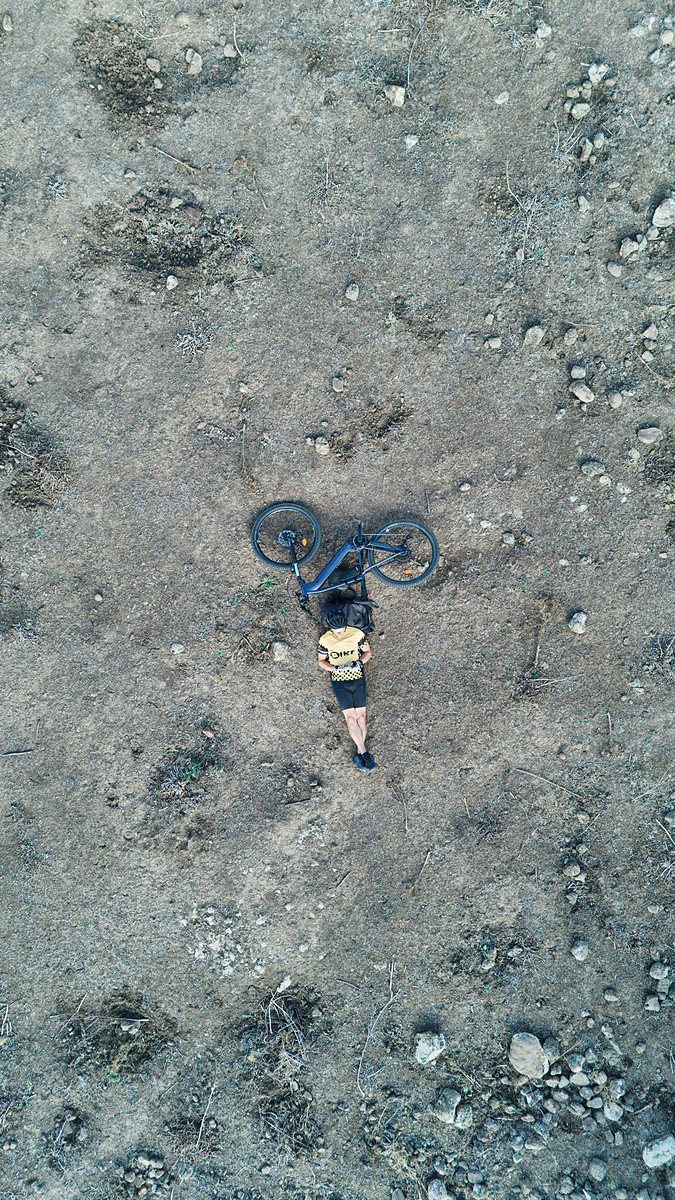 E-bike e ciclista sul terreno della Giara visti dall'alto con il drone